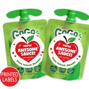 Może przedstawiać: Dwa zielone opakowania sosu jabłkowego GoGo's z naklejką w kształcie czerwonego jabłka, na kt&oacute;rej widnieje napis "You're Awesome Sauce! Happy Valentine's Day! Your friend, Brooks".