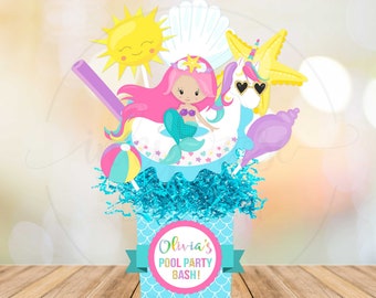 Pode incluir: Uma peça central imprimível para uma festa na piscina. A peça central apresenta uma sereia, um unicórnio, uma concha, uma bola de praia, um sol e um canudo. A peça central é decorada com um esquema de cores azul e rosa e o texto "Olivia's Pool Party Bash!"