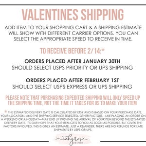 Puede incluir: Un gr&aacute;fico rosa y blanco con el texto "Valentines Shipping" e instrucciones para enviar pedidos para que lleguen antes del 14 de febrero. El texto indica que los pedidos realizados despu&eacute;s del 30 de enero deben seleccionar el env&iacute;o prioritario de USPS o UPS y que los pedidos realizados despu&eacute;s del 1 de febrero deben seleccionar el env&iacute;o expr&eacute;s de USPS o UPS. El gr&aacute;fico tambi&eacute;n incluye una nota que indica que el env&iacute;o acelerado solo acelera el tiempo de env&iacute;o, no el tiempo que se tarda en hacer el art&iacute;culo.