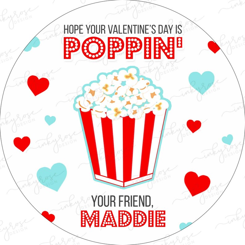 Puede incluir: Un c&iacute;rculo blanco con corazones rojos y azules y el texto "HOPE YOUR VALENTINE'S DAY IS POPPIN'" en rojo con lunares blancos. Un cubo de palomitas de ma&iacute;z a rayas rojas y blancas con palomitas de ma&iacute;z blancas est&aacute; en el centro. El texto "YOUR FRIEND, MADDIE" est&aacute; en la parte inferior en rojo con lunares blancos.