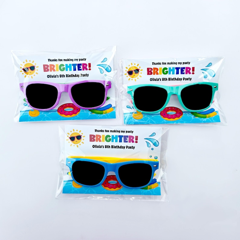 K&ouml;nnte beinhalten: Drei Paar Kunststoff-Sonnenbrillen in Lila, T&uuml;rkis und Blau, jeweils in einer Klarsichtfolie verpackt mit einer Karte, die ein Sonnensymbol, einen Donut und den Text zeigt: Thanks for making my party BRIGHTER! Olivia's 8th Birthday Party.
