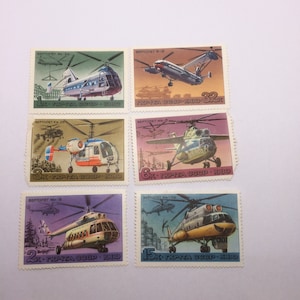 Può includere: Sei francobolli sovietici vintage che raffigurano diversi elicotteri. I francobolli sono del 1980 e raffigurano diversi modelli di elicotteri, tra cui lo Yak-24, il Ka-20, il Mi-8 e il Mi-10K. Ogni francobollo ha un valore facciale diverso, che va da 1 a 15 copechi.