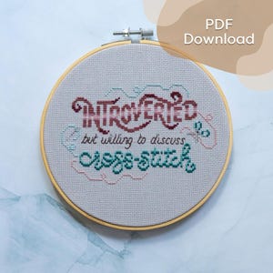 Könnte beinhalten: Eine weiße Keramik-Tasse mit schwarzem Henkel und dem Text "But First, Coffee" in schwarzer, fetter Schrift. Die Tasse steht auf einer weißen Oberfläche. Die Tasse fasst etwa 355 ml.