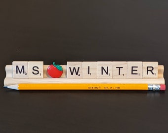 Gepersonaliseerde leraar Apple Scrabble tegel naamplaatje | Leraarcadeau, gepersonaliseerd cadeau, cadeau voor waardering van de leraar