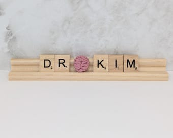Placas de Scrabble personalizadas con el nombre de un neurocirujano. Regalo para médicos, neurocirujanos, psicólogos y psiquiatras.