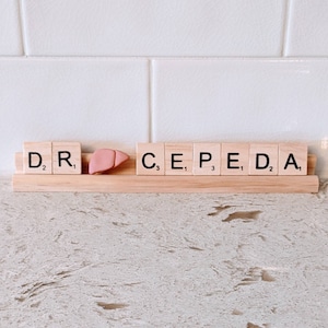 Personalisierte Scrabble Fliesen-Namensschilder | Hepatologie-Doktor Geschenk | Geschenk für Arzt, Hämatologen, Gastroenterologie