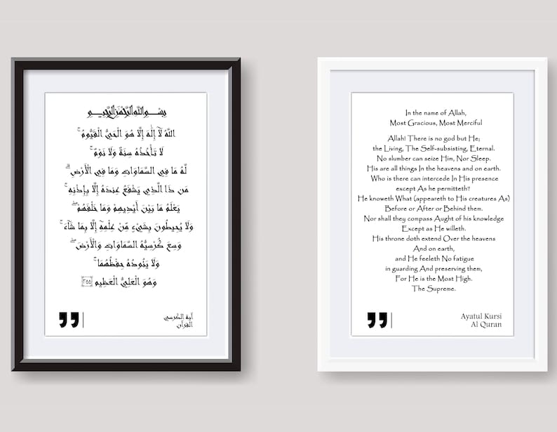 Peut inclure: Deux impressions encadr&eacute;es avec des cadres noirs et des passe-partout blancs. L'impression de gauche est en &eacute;criture arabe. L'impression de droite est en anglais et en &eacute;criture arabe. Le texte anglais se lit comme suit : "Au nom d'Allah, le Tout Mis&eacute;ricordieux, le Tr&egrave;s Mis&eacute;ricordieux. Allah ! Il n'y a pas d'autre dieu que Lui, le Vivant, le Subsistant par Lui-m&ecirc;me, l'&Eacute;ternel. Aucun sommeil ne peut le saisir, ni le sommeil. &Agrave; Lui appartiennent toutes les choses dans les cieux et sur la terre. Qui est celui qui peut interc&eacute;der en Sa pr&eacute;sence, sauf avec Sa permission ? Il sait ce qui est devant eux et ce qui est derri&egrave;re eux. Et ils ne peuvent rien saisir de Sa science, sauf ce qu'Il veut. Son tr&ocirc;ne s'&eacute;tend sur les cieux et sur la terre, et Il ne se lasse pas de les garder et de les pr&eacute;server, car Il est le Tr&egrave;s Haut, le Supr&ecirc;me. Ayatul Kursi Le Coran."