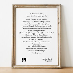 Peut inclure: Une impression encadr&eacute;e en noir et blanc avec un fond blanc et du texte noir. Le texte est un passage du Coran, Ayatul Kursi, qui est un verset sur la grandeur de Dieu. Le texte est en anglais et est centr&eacute; sur la page. Le cadre est simple et &eacute;l&eacute;gant.