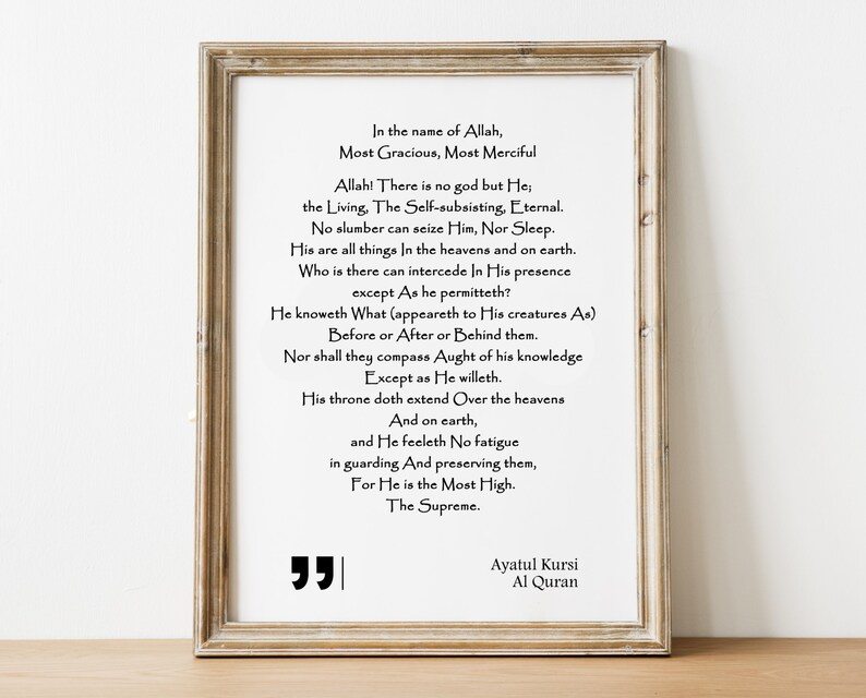 Peut inclure: Une impression encadr&eacute;e en noir et blanc avec un fond blanc et du texte noir. Le texte est un passage du Coran, Ayatul Kursi, qui est un verset sur la grandeur de Dieu. Le texte est en anglais et est centr&eacute; sur la page. Le cadre est simple et &eacute;l&eacute;gant.