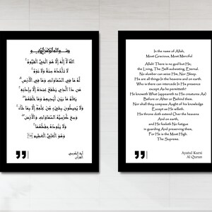 Peut inclure: Deux impressions encadr&eacute;es noires avec des fonds blancs et du texte noir. L'impression de gauche pr&eacute;sente du texte arabe et l'impression de droite pr&eacute;sente du texte anglais. Le texte anglais se lit comme suit : "Au nom d'Allah, le Tr&egrave;s Mis&eacute;ricordieux, le Tr&egrave;s Mis&eacute;ricordieux. Allah ! Il n'y a pas d'autre dieu que Lui, le Vivant, le Subsistant par Lui-m&ecirc;me, l'&Eacute;ternel. Aucun sommeil ne peut le saisir, ni le sommeil. &Agrave; Lui appartiennent toutes choses dans les cieux et sur la terre. Qui est-ce qui peut interc&eacute;der en Sa pr&eacute;sence, sauf comme Il le permet ? Il sait ce qui est devant eux et ce qui est derri&egrave;re eux. Et ils ne peuvent rien saisir de Sa science, sauf ce qu'Il veut. Son tr&ocirc;ne s'&eacute;tend sur les cieux et sur la terre, et Il ne se lasse pas de les garder et de les pr&eacute;server, car Il est le Tr&egrave;s Haut, le Supr&ecirc;me. Ayatul Kursi Al Quran."