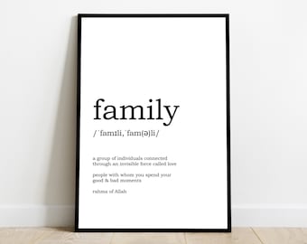 Puede incluir: Arte de pared imprimible en blanco y negro con la palabra "familia" definida como un grupo de individuos conectados a través de una fuerza invisible llamada amor. La definición también incluye la frase "rahma of Allah".
