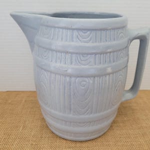 Puede incluir: Un letrero de madera hecho a mano con la palabra "Welcome" en una fuente juguetona. El letrero pintado de blanco tiene un acabado envejecido y un pequeño corazón decorativo. Perfecto para añadir un toque rústico a cualquier entrada.