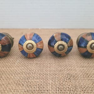 Cuatro pomos de cerámica azul y marrón de 3,8 cm (1 1/2") y latón antiguo.