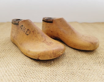 Child&#39;s Wooden Shoe Lasts - Size 4 1/2D