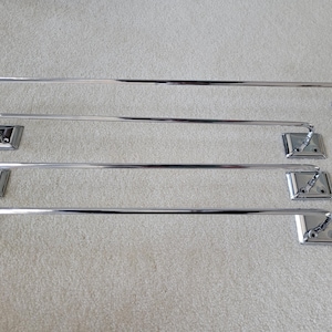 Puede incluir: Una taza de cerámica blanca con un asa negra y el texto "But First, Coffee" en negrita negra. La taza se encuentra sobre un fondo borroso, sugiriendo un ambiente acogedor.