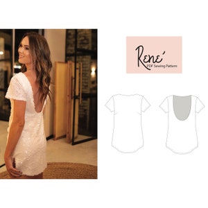 Op de afbeelding: Een witte, met pailletten bezette jurk met een lage rug en korte mouwen. De jurk wordt getoond op een model in een kamer met een houten vloer en een groot raam. De afbeelding bevat ook een lijntekening van een T-shirt met een lage rug, die de voor- en achterkant laat zien.