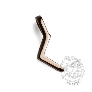 Op de afbeelding: Een zilverkleurige hanger in de vorm van een zigzag bliksem. De hanger heeft een lus aan de bovenkant om aan een ketting te bevestigen.