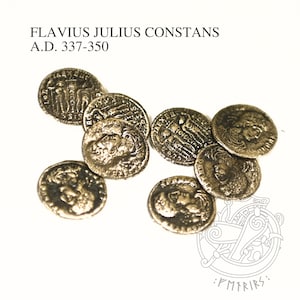 Puede incluir: Una colección de ocho monedas romanas de color dorado con la inscripción "FLAVIUS JULIUS CONSTANS A.D. 337-350" sobre un fondo blanco.