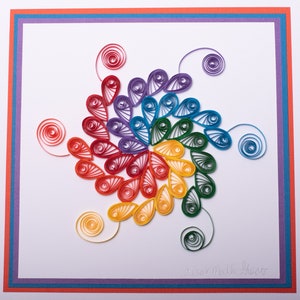 Quilling Swirl Rainbow, orgoglio swirl, opera d&#39;arte arcobaleno, opera d&#39;arte orgoglio, opera d&#39;arte arcobaleno quilling, arte orgoglio quilling, arcobaleno quilling fatto a mano