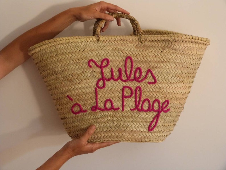 Straw bags with short straw handles
Customize your bag with words or phrases