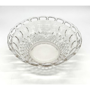 Puede incluir: Cuenco de vidrio transparente con un patrón de diamantes decorativo y un borde festoneado. El cuenco tiene forma ovalada y está diseñado para servir fruta, aperitivos u otros artículos. El cuenco está hecho de vidrio transparente.