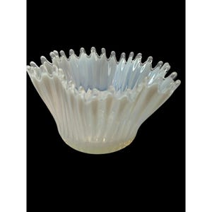 Cuenco para pañuelos de vidrio opalizado soplado a mano blanco de Fostoria Heirloom de 5,5&quot; de diámetro