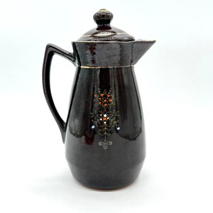 Japansk Moriage Redware Kaffe-/Tekanna med Blommig Emalj, Glansig Brun Glasyr