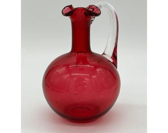 Jarra vintage roja/arándana con asa transparente y cuello estriado