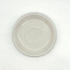 Platillo Fiestaware vintage de los años 50 - Plato de porcelana con anillos concéntricos color marfil