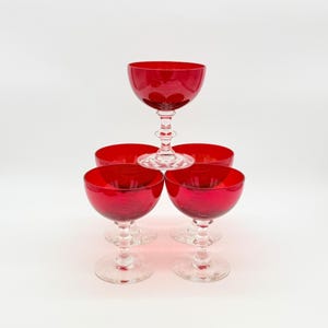 Juego de 5 copas de vino tinto rubí estilo Morgantown vintage con tallos radiantes.