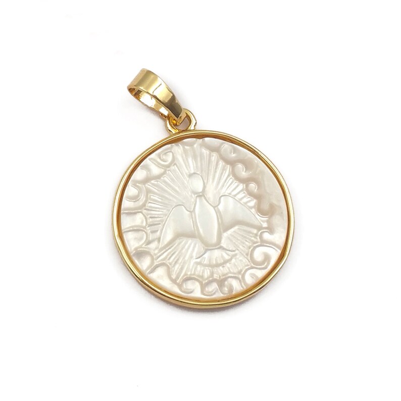JP091 Natural Pearl Shell Pendant Round Shape Gold Pendant Bird Pattern In White Black Color Dainty Carved Shell Jewelry Peace Dove Pendant