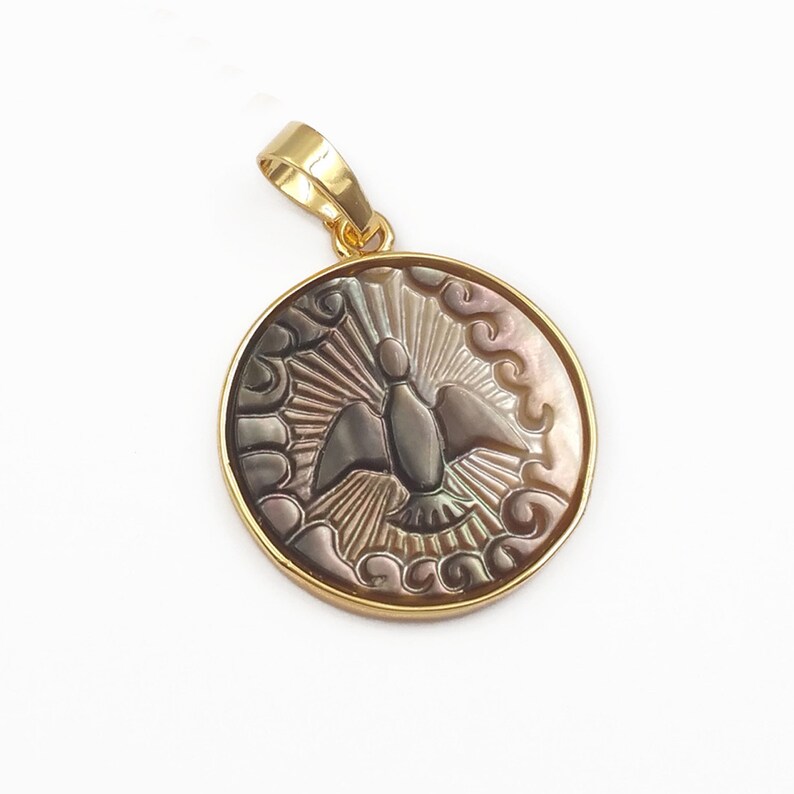JP091 Natural Pearl Shell Pendant Round Shape Gold Pendant Bird Pattern In White Black Color Dainty Carved Shell Jewelry Peace Dove Pendant