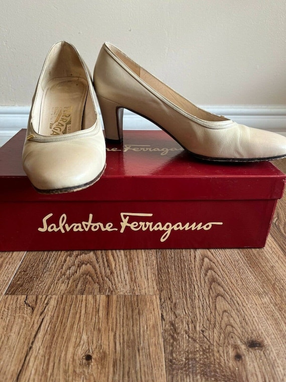 Salvatore Ferragamo 6.5 Vintage Leather Pump Beig… - image 1