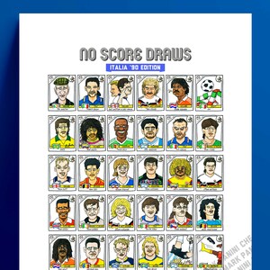 以下が含まれることがあります： 1990年のワールドカップのサッカー選手の漫画イラスト36点のセット。各選手は、名前と出身国が画像の下に表示された漫画スタイルで描かれています。画像の上部には「No Score Draws Italia '90 Edition」というタイトルがあります。