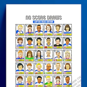以下が含まれることがあります： 「ノー・スコア・ドロー ロフトゥス・ロード・エディション」というタイトルの白と青のイラスト入りポスター。ポスターには、それぞれ異なる名前と国籍を持つ36人のサッカー選手の漫画風ポートレートが描かれている。