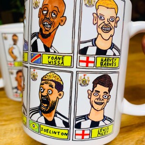 Newcastle United 25/26 - No Score Draws muggset - Set med TVÅ OLIKA 280 g keramiska muggar med 24 knäppa panini-doodles av NUFC 25/26 Magpies bild 2