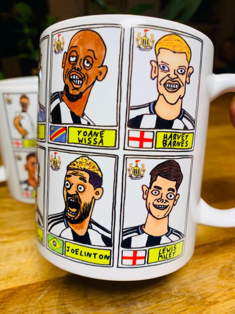 Newcastle United 25/26 - No Score Draws muggset - Set med TVÅ OLIKA 280 g keramiska muggar med 24 knäppa panini-doodles av NUFC 25/26 Magpies bild 2
