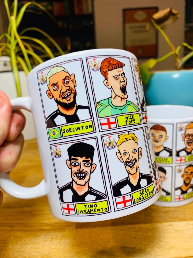 Puede incluir: Taza de cer&aacute;mica blanca con una ilustraci&oacute;n de dibujos animados de jugadores de f&uacute;tbol del Newcastle United. La taza presenta los nombres "Joelinton", "Nick Pope", "Tino Livramento" y "Sean Longstaff".