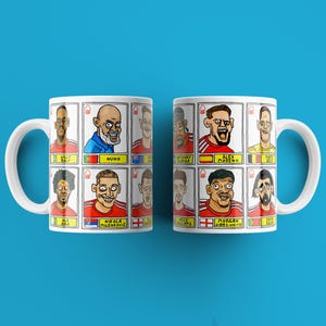 Nottingham Forest Vol 5 No Score Draws Tassen-Set - Set aus ZWEI VERSCHIEDENEN 11 Unzen Tassen mit Wonky Panini-Doodles von NFFC's 24/25 Nunoball Squad