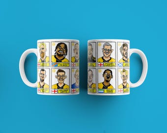 Cambridge Utd Vol 2 - U's Going Up No Score Draws Mug Set - Set van TWEE VERSCHILLENDE 11 oz keramische mokken met wankele CUFC 25/26 promotiedoodles