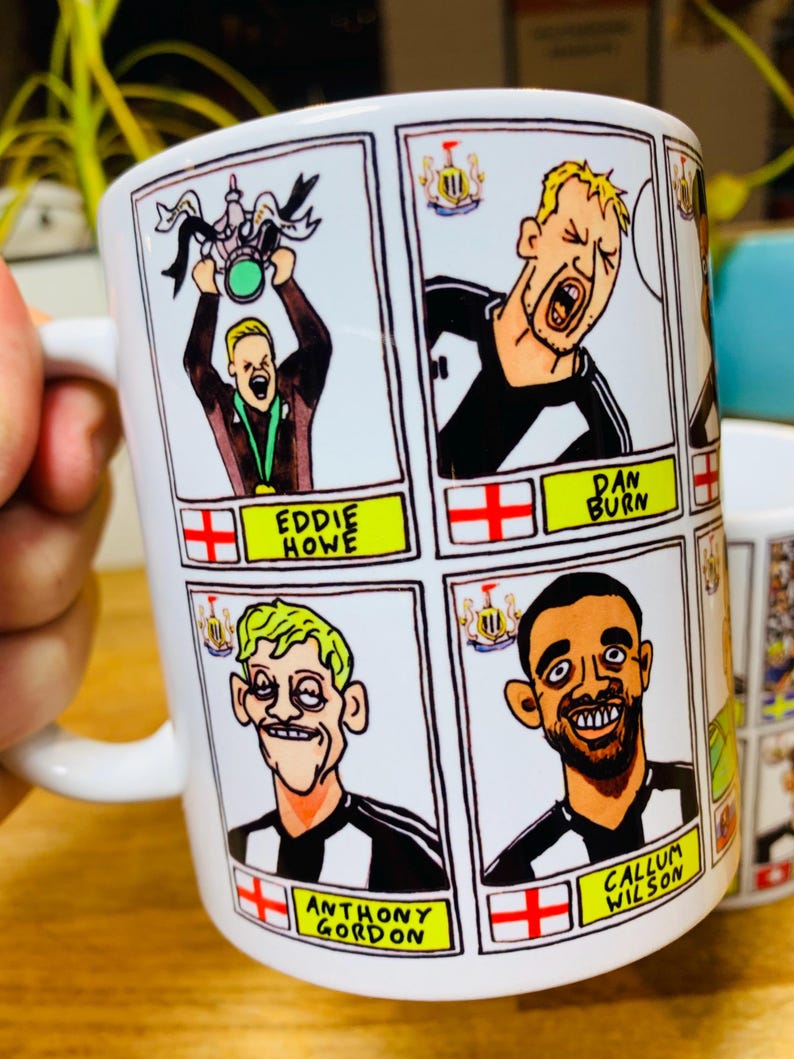 Puede incluir: Taza de cer&aacute;mica blanca con ilustraciones de dibujos animados de jugadores de f&uacute;tbol y el texto "Eddie Howe", "Dan Burn", "Anthony Gordon" y "Callum Wilson".