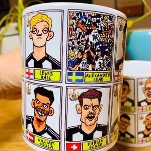 Puede incluir: Taza de cer&aacute;mica blanca con ilustraciones de dibujos animados de jugadores de f&uacute;tbol. La taza presenta los nombres "Lewis Hall", "Alexander Isak", "William Osula" y "Fabian Schar" con sus banderas nacionales correspondientes.