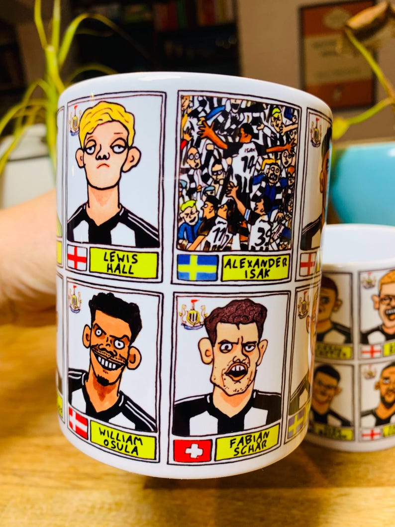 Puede incluir: Taza de cer&aacute;mica blanca con ilustraciones de dibujos animados de jugadores de f&uacute;tbol. La taza presenta los nombres "Lewis Hall", "Alexander Isak", "William Osula" y "Fabian Schar" con sus banderas nacionales correspondientes.