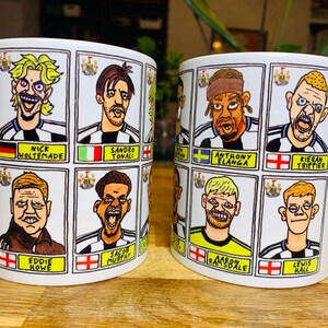 Newcastle United 25/26 - No Score Draws muggset - Set med TVÅ OLIKA 280 g keramiska muggar med 24 knäppa panini-doodles av NUFC 25/26 Magpies bild 3