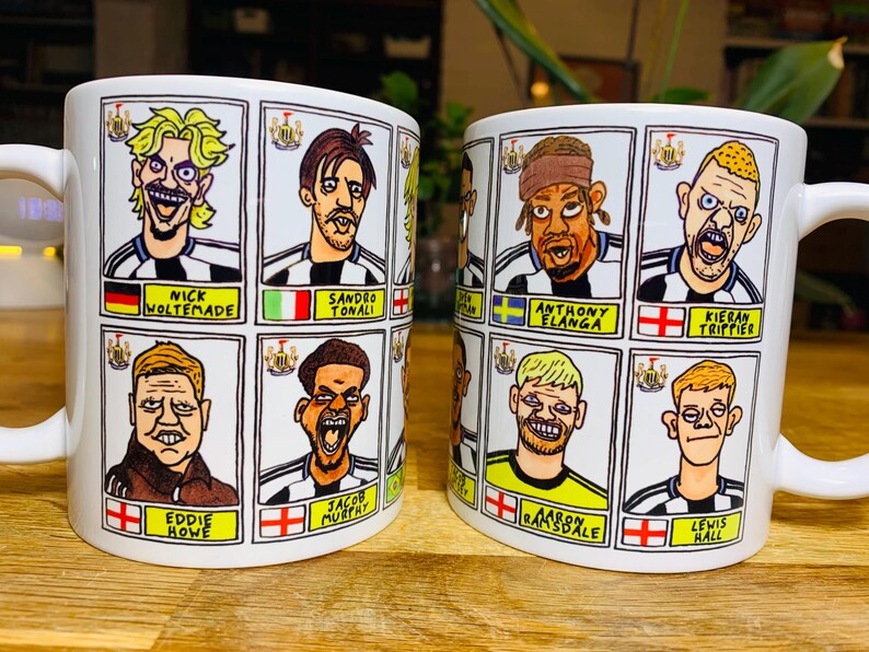 Newcastle United 25/26 - No Score Draws muggset - Set med TVÅ OLIKA 280 g keramiska muggar med 24 knäppa panini-doodles av NUFC 25/26 Magpies bild 3