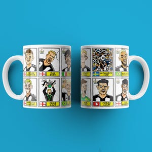 Puede incluir: Dos tazas blancas con un dise&ntilde;o de dibujos animados en blanco y negro de jugadores de f&uacute;tbol. Las tazas muestran los nombres de los jugadores, incluyendo "Anthony Gordon", "Dan Burn", "Eddie Howe", "Fabian Schar", "Alexander Isak", "Lewis Hall", "Jay  Rodgers", "Tim Krul", "Sven Botman" y "Joe Willock".