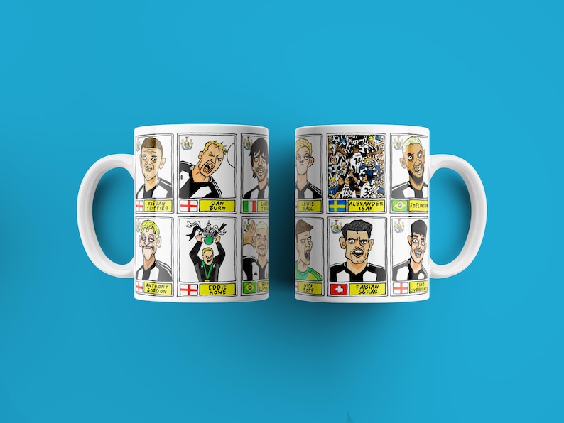 Puede incluir: Dos tazas blancas con un dise&ntilde;o de dibujos animados en blanco y negro de jugadores de f&uacute;tbol. Las tazas muestran los nombres de los jugadores, incluyendo "Anthony Gordon", "Dan Burn", "Eddie Howe", "Fabian Schar", "Alexander Isak", "Lewis Hall", "Jay  Rodgers", "Tim Krul", "Sven Botman" y "Joe Willock".