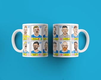 Portsmouth Vol 2 No Score Draws Mug Set - Set van TWEE 11oz keramische mokken met Wonky Panini-stijl Doodles of Pompeys 23/24 League One Winnaars