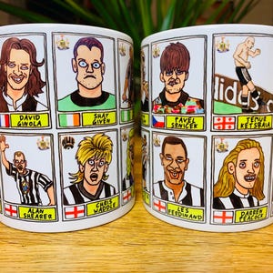 Peut inclure: Deux tasses en c&eacute;ramique blanche avec des illustrations de joueurs de football en dessin anim&eacute;. Chaque tasse pr&eacute;sente une grille de 6 cases avec un joueur diff&eacute;rent dans chaque case. Les tasses sont d&eacute;cor&eacute;es du logo du Newcastle United Football Club.