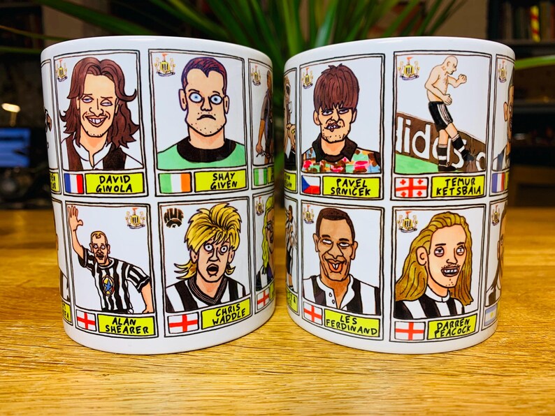 Peut inclure: Deux tasses en c&eacute;ramique blanche avec des illustrations de joueurs de football en dessin anim&eacute;. Chaque tasse pr&eacute;sente une grille de 6 cases avec un joueur diff&eacute;rent dans chaque case. Les tasses sont d&eacute;cor&eacute;es du logo du Newcastle United Football Club.